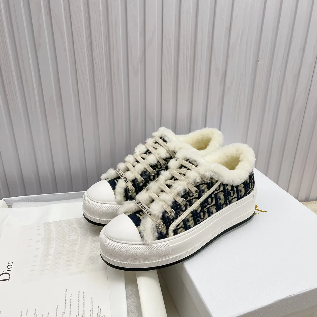 👟👟Ex-factory price 560👟👟 Ready-made high-quality Dior thick-soled sneakers with fully embroidered iconic patterns👟👟 ♦️Top quality in the market🎗Breaking hot item in foreign counters🎗Non-common imitation version in the market🎗🔳The fabric is made of Italian🇮🇹imported fabrics❗️Embroidered upper, original mold injection Logo frosted five-pointed star outsole🔳Inner wool injection molding mold Logo foam feet Code number: 35 to 41. 40 41 custom-made wool